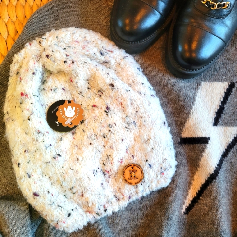 NWT speckled beanie in white with red,blk,green,blue specks